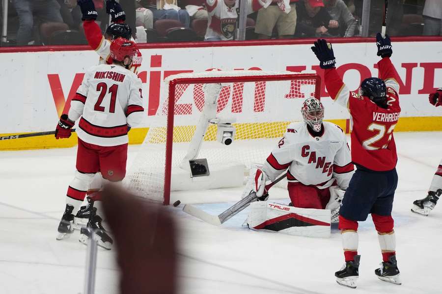 Obrońcy tytułu NHL są o krok od wielkiego finału. Barkov potwierdził dobrą formę