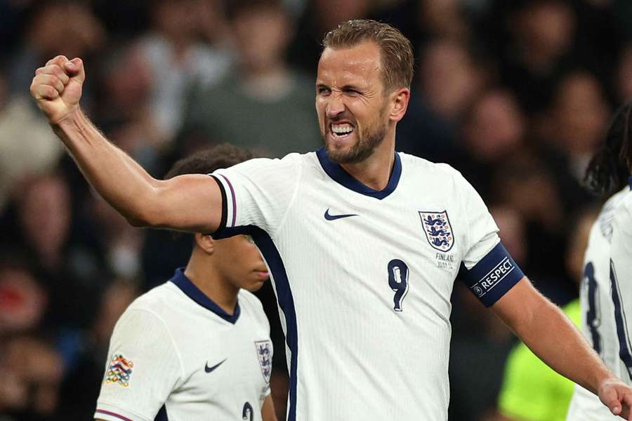 Harry Kane celebra el segundo gol de Inglaterra contra Finlandia en Wembley.