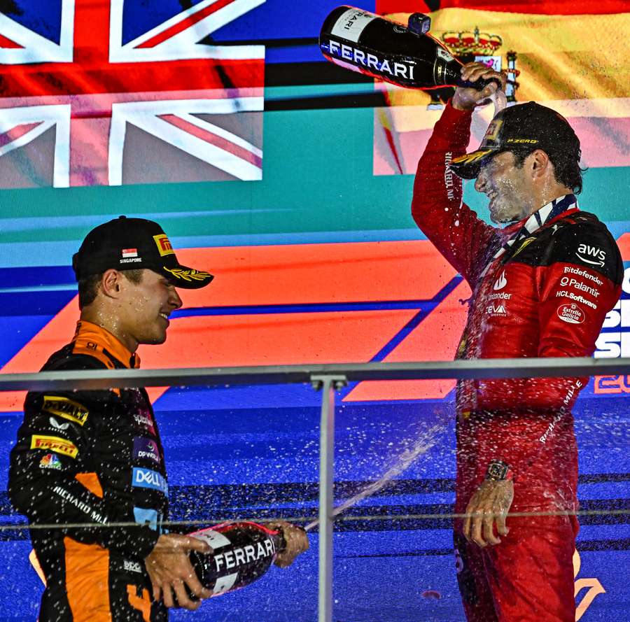 Norris y Sainz celebran en el podio