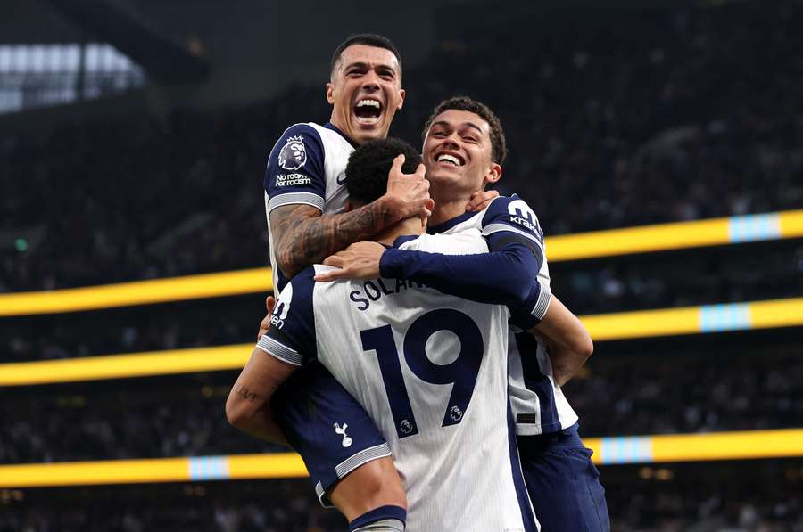 I giocatori del Tottenham festeggiano il gol di Solanke 