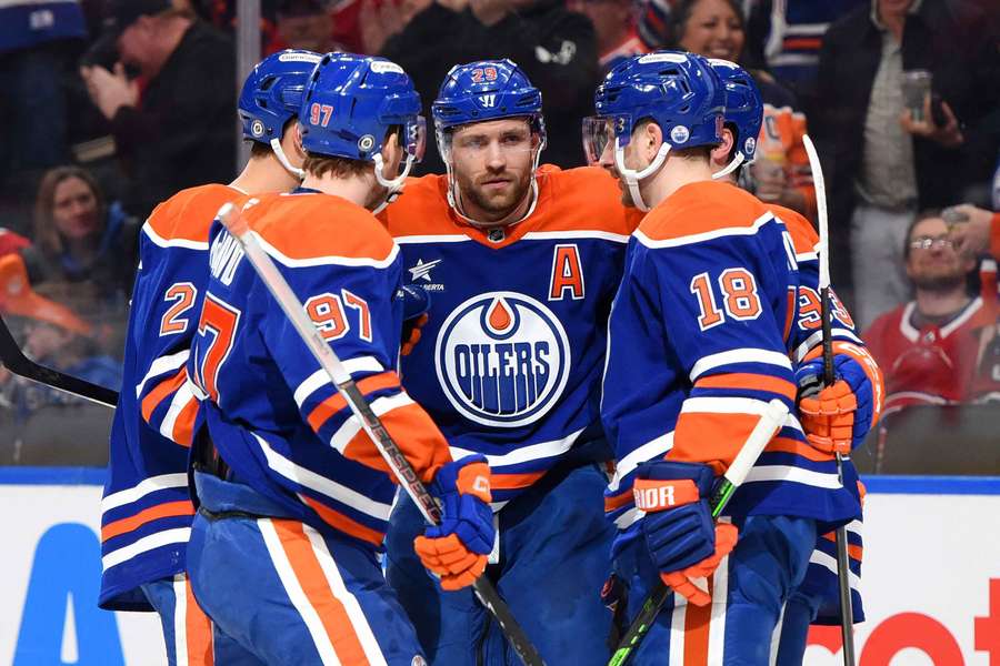 Leon Draisaitl (M.) ist auf dem Weg zur Oilers-Legende