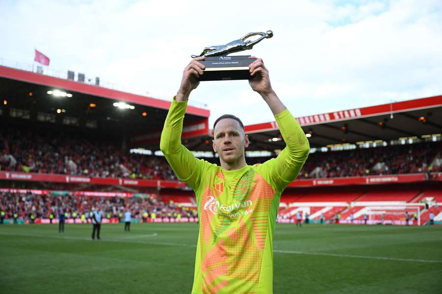 Matz Sels brandit le Gant d'or après l'avoir partagé avec David Raya la saison dernière Matz Sels brandit le Gant d'or après l'avoir partagé avec David Raya la saison dernière