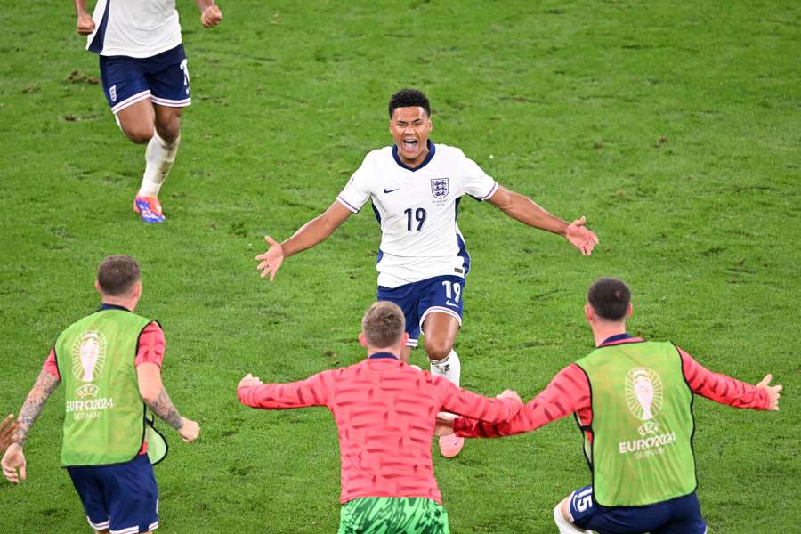 Watkins celebra con los suplentes de Inglaterra el 2-1