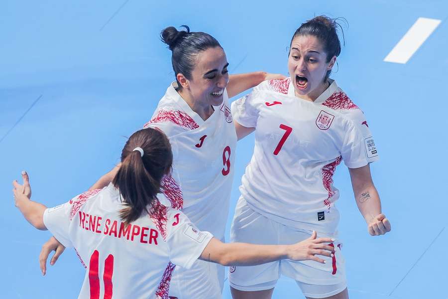 Jogadoras de Espanha celebram mais um triunfo Jogadoras de Espanha celebram mais um triunfo