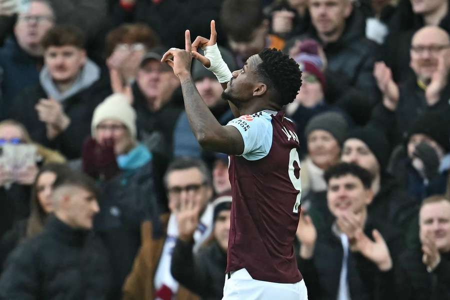 Jhon Durán brilhou no Aston Villa