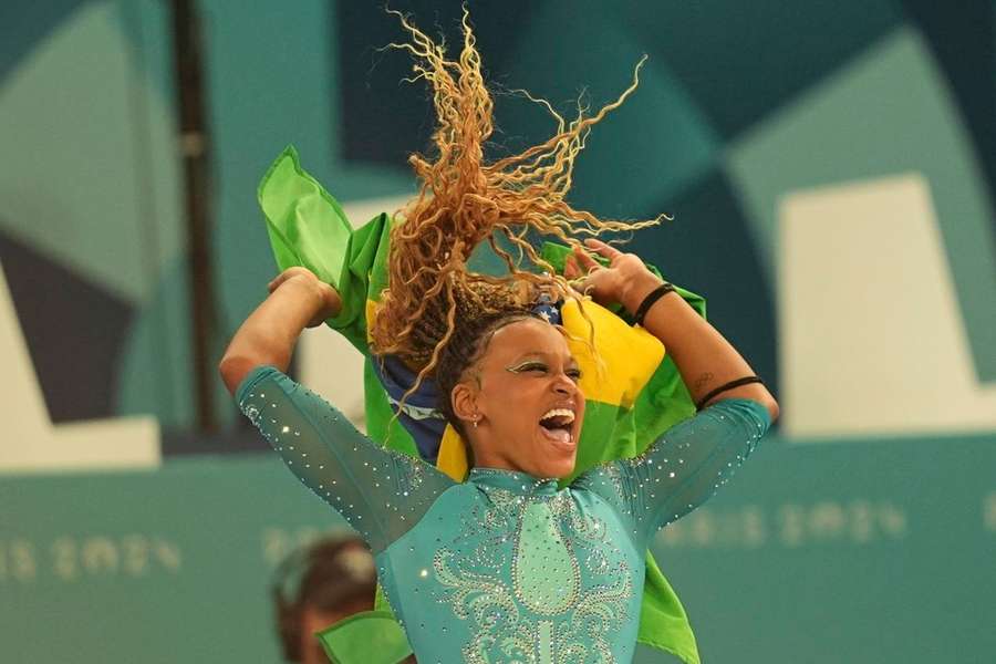 Rebeca Andrade, eufórica tras ganar el oro.