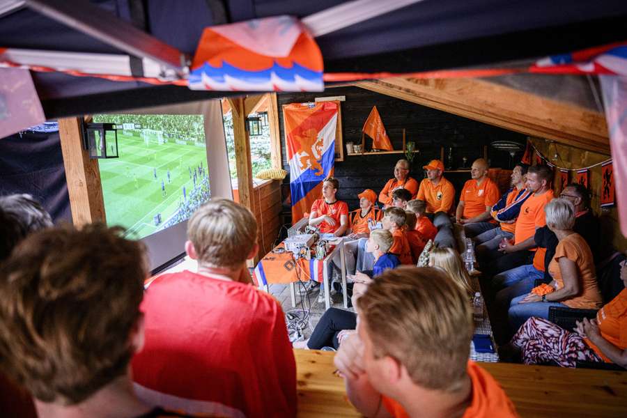 De zolderkamer van Flashscore-redacteur Klaas-Jan ter Veen tijdens de wedstrijd tussen Nederland en Roemenië