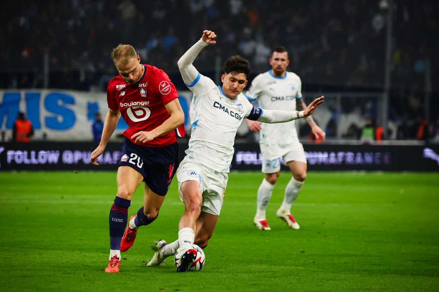 Leonardo Balerdi contre Lille