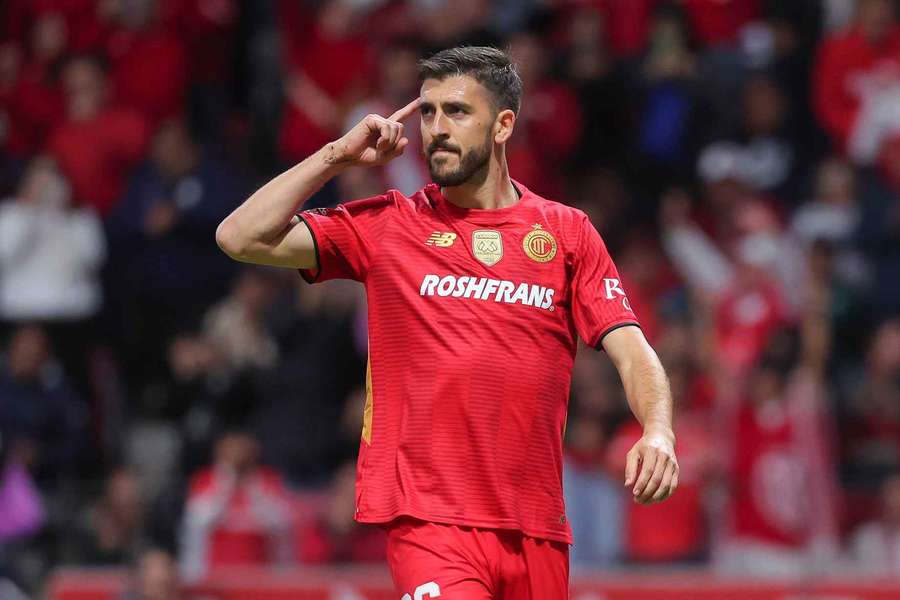 Paulinho festeja pelo Toluca