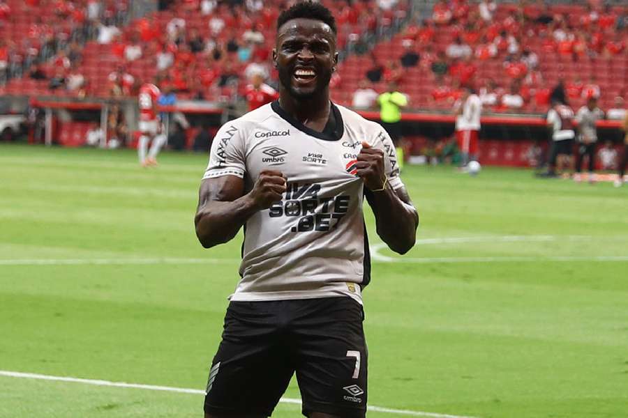 Stiven Mendoza anotou o gol que sacramentou a vitória do Athletico no Beira-Rio Stiven Mendoza anotou o gol que sacramentou a vitória do Athletico no Beira-Rio