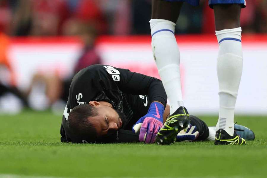 Robert Sánchez sofreu forte pancada na cabeça no jogo com o Nottingham Forest