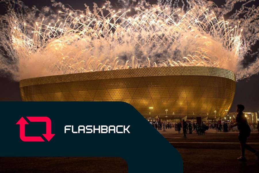 Fogo de artifício sobre o Estádio Lusail antes da final do Mundial-2022