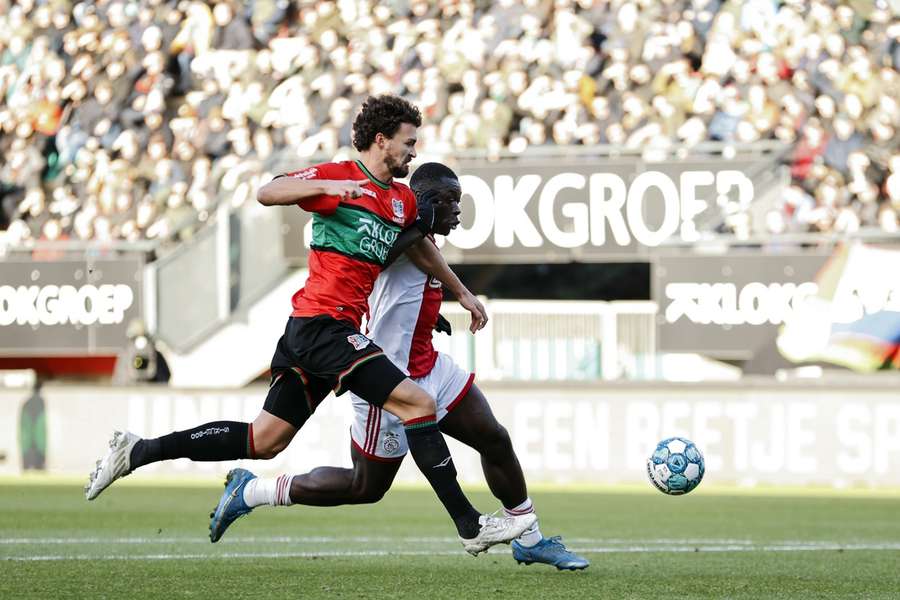 Ajax' Brian Brobbey en NEC's Philippe Sandler in een sprintduel tijdens de eerdere wedstrijd dit seizoen op 8 januari