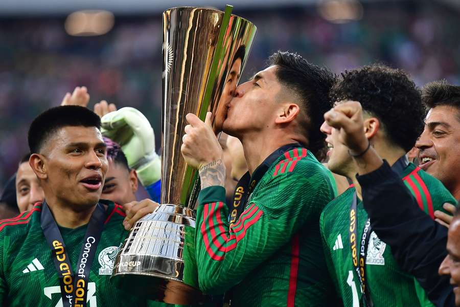 Edson Alvarez ganhou o troféu da Taça de Ouro da CONCACAF com a seleção do México