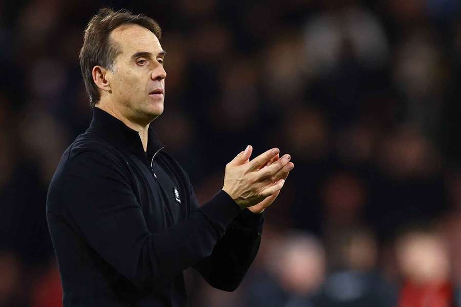 Julen Lopetegui aplaude a los aficionados tras el partido