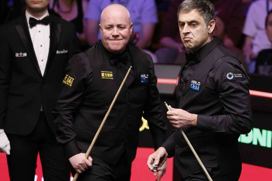 Ronnie O'Sullivan (r.) ist im Duell mir John Higgins (l.) der entschlossenere Spieler.