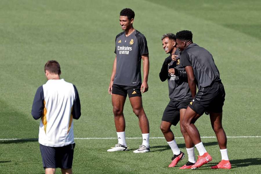 Bellingham tout sourire à l'entraînement.