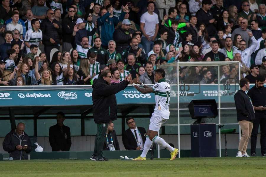 Manga fez seu primeiro gol de pênalti pelo Coxa