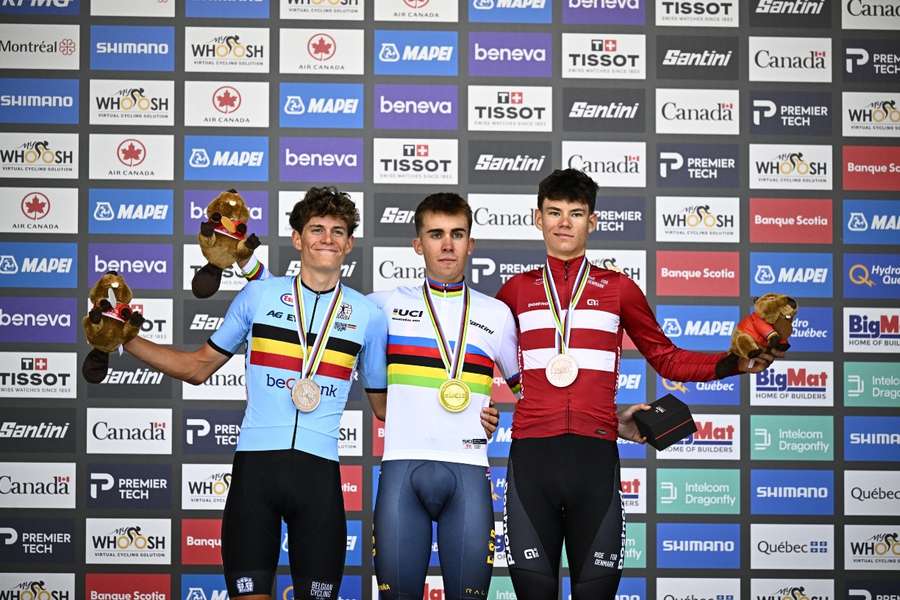 Benjamín Noval, en el podio tras ganar el oro en contrarreloj