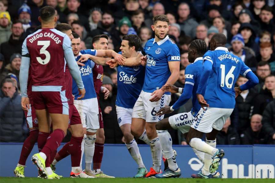 Zápas Evertonu s Aston Villon nabídl ostré zákroky a šarvátky, góly nikoliv.