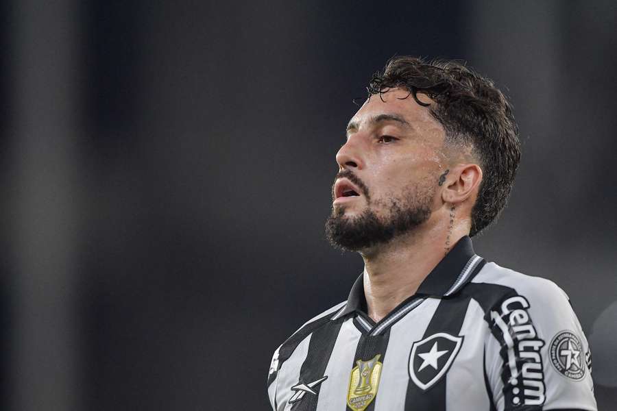 Alex Telles perdeu pênalti na derrota do Botafogo para o Vasco na Copa do Brasil 