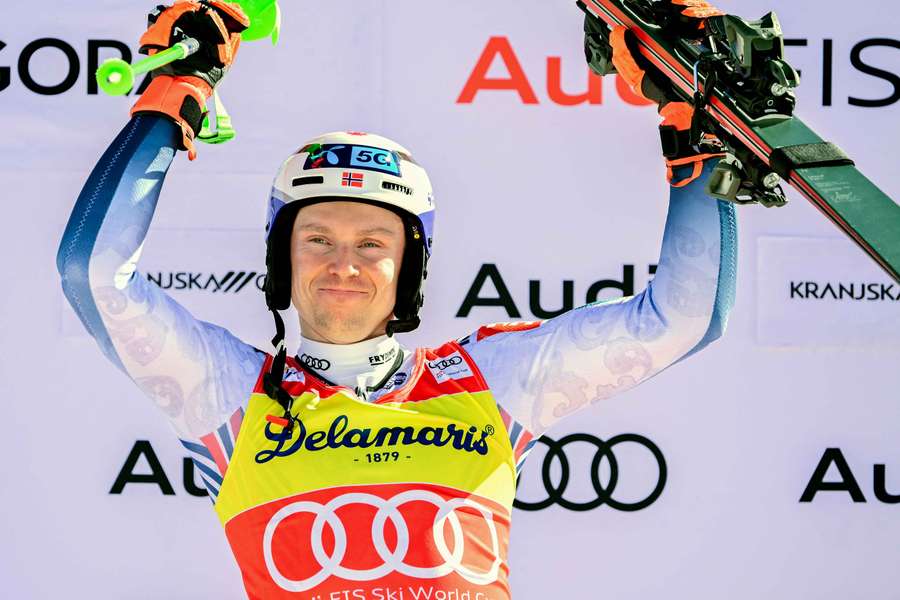 Kristoffersen si užíva víťaznú radosť na pódiu. Kristoffersen si užíva víťaznú radosť na pódiu.