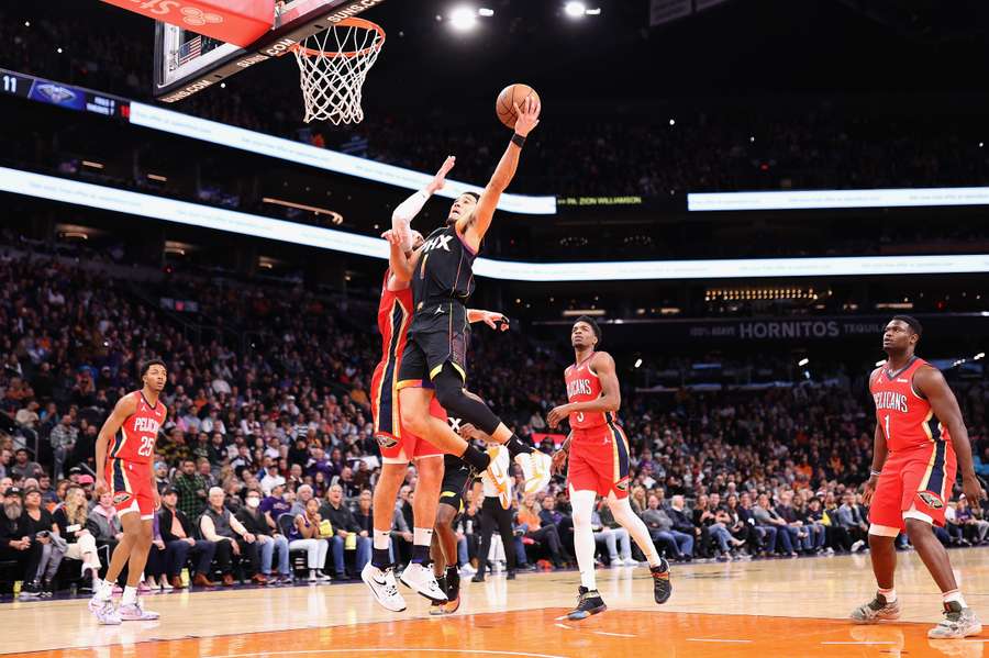 NBA: non sbagliano i Bucks, sconfitta per i Grizzlies, Booker ne fa 58