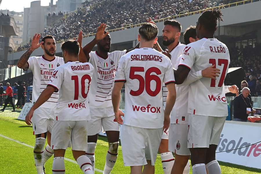 AC Milan vence Salernitana (2-1) e coloca pressão no líder Nápoles