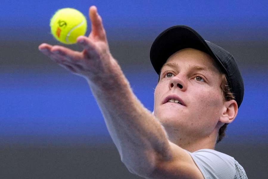 Jannik Sinner heeft zijn eerste partij op het Chinees Open in Beijing gewonnen