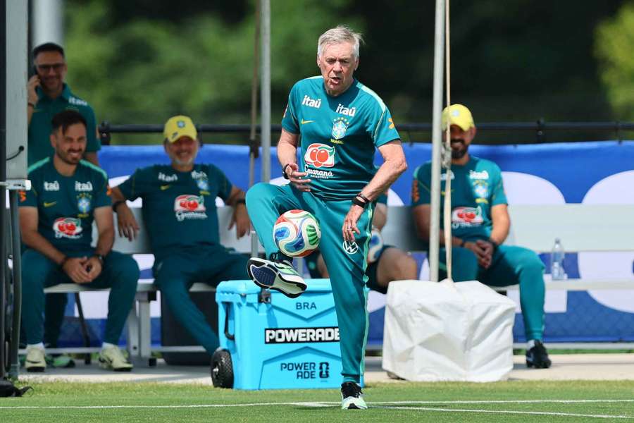 Neymar "pas content" d'être remplaçant mais "très respectueux", selon Ancelotti