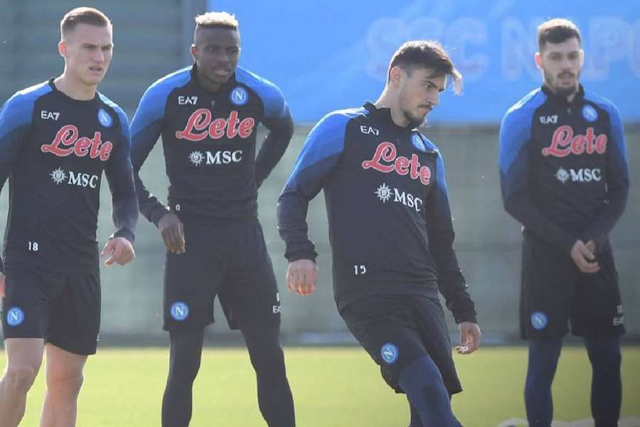 Jogadores do Napoli se preparam para retomar a toada na temporada após eliminação na Copa