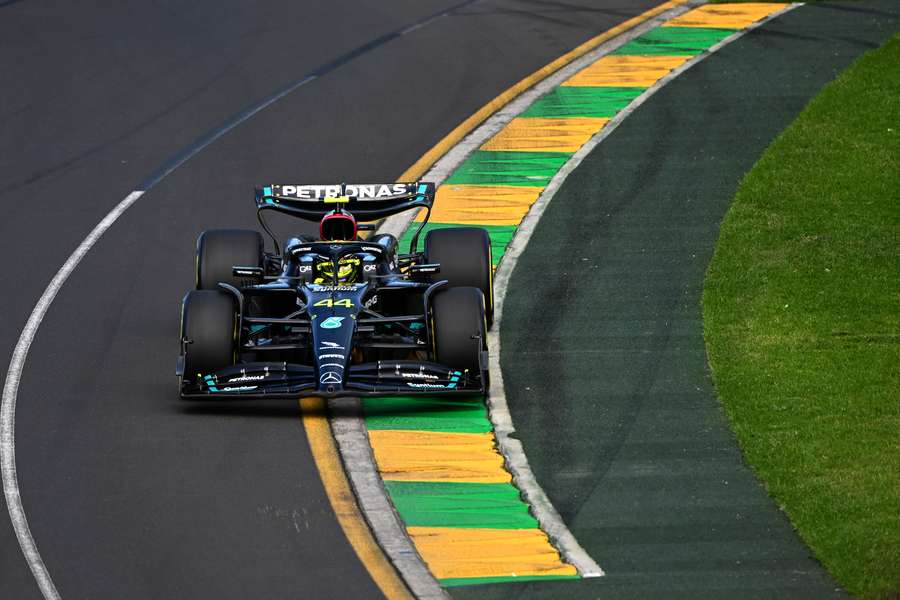 Lewis Hamilton fez um bom treino com pista seca nesta sexta-feira (31)