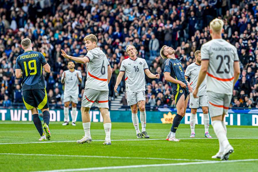George Hirst, da Escócia, reage durante a partida