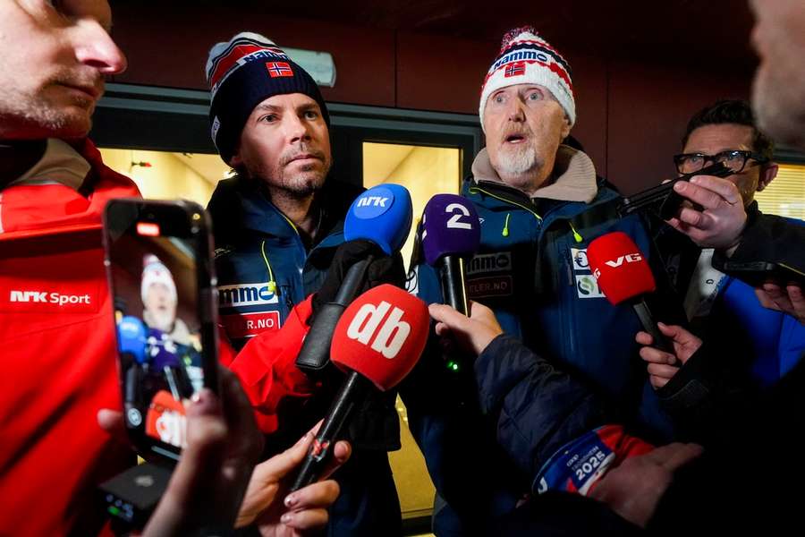 Jan-Erik Aalbu (r.) muss sich als Sportdirektor des norwegischen Ski-Verbands unangenehme Fragen gefallen lassen.