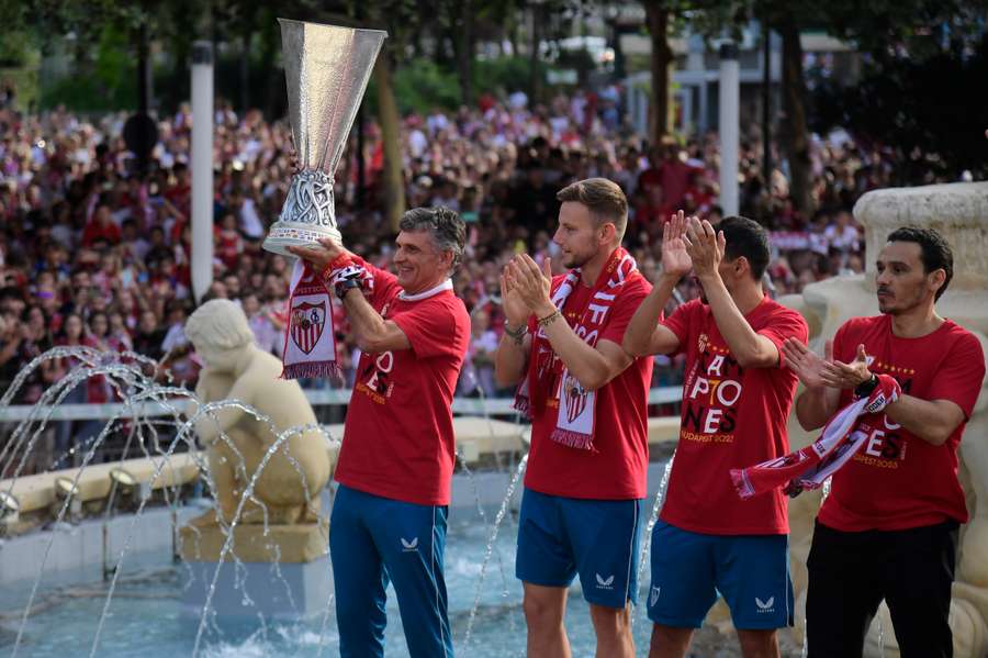 Mendilibar, ofreciendo el título de Europa League a la afición