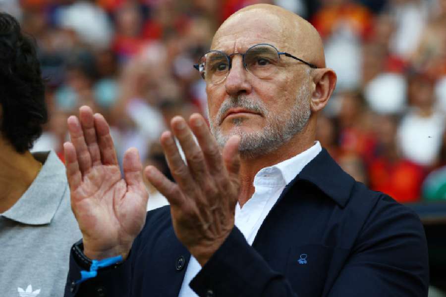 Spain boss De la Fuente applauds the fans