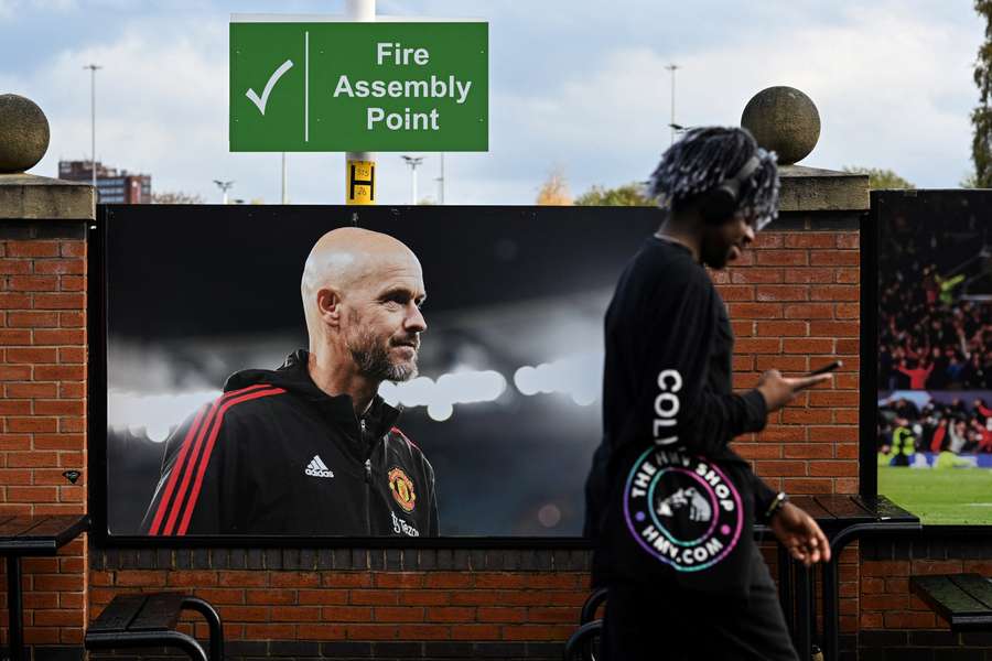 Une photo rendant hommage à Erik ten Hag devant Old Trafford.