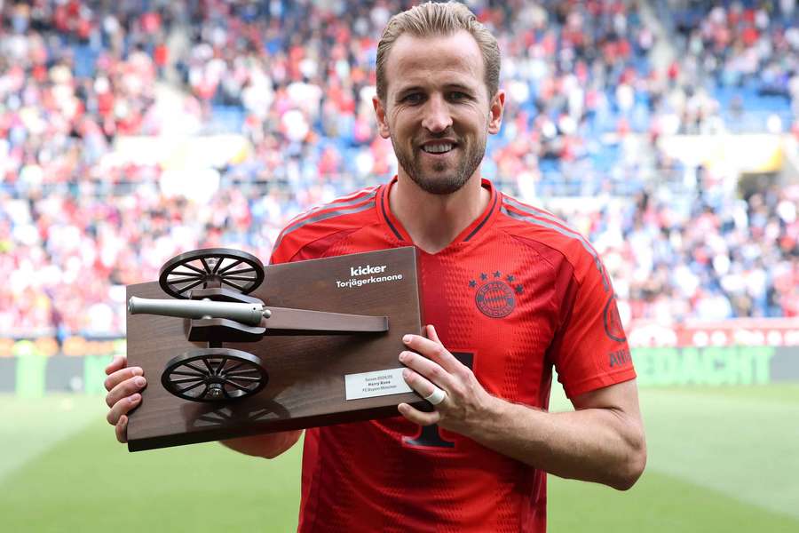 Harry Kane, con el trofeo de máximo goleador de la Bundesliga