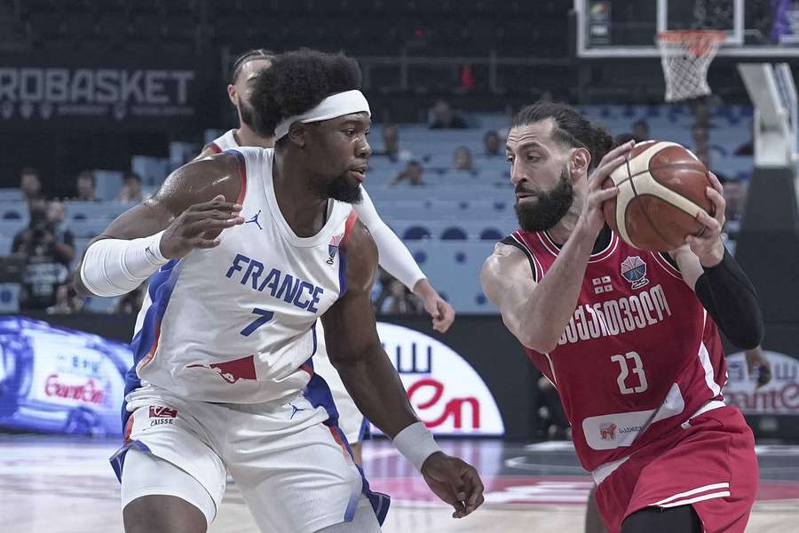 Shengelia face à Yabusele lors de la rencontre. 