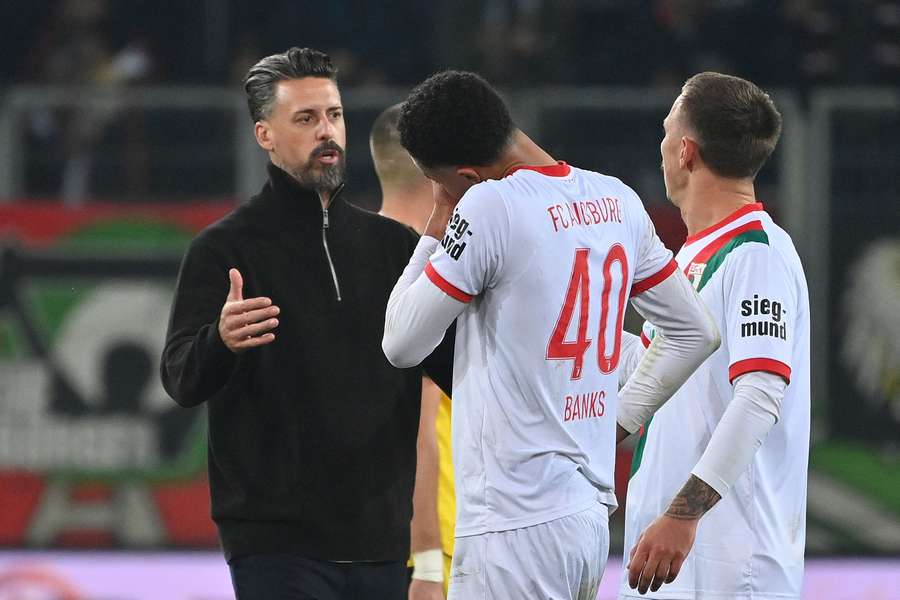 Ex-Trainer Sandro Wagner tröstet Noahkai Banks und Phillip Tietz (r.) nach der Niederlage gegen Dortmund. Ex-Trainer Sandro Wagner tröstet Noahkai Banks und Phillip Tietz (r.) nach der Niederlage gegen Dortmund.