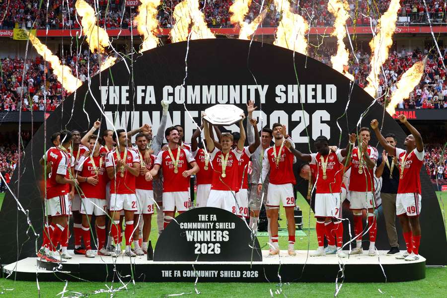 Arsenal s trofejí pro vítěze. Arsenal s trofejí pro vítěze.