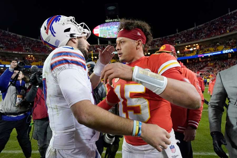 John Allen van Buffalo Bills krijgt de felicitaties van Patrick Mahomes van Kansas City Chiefs