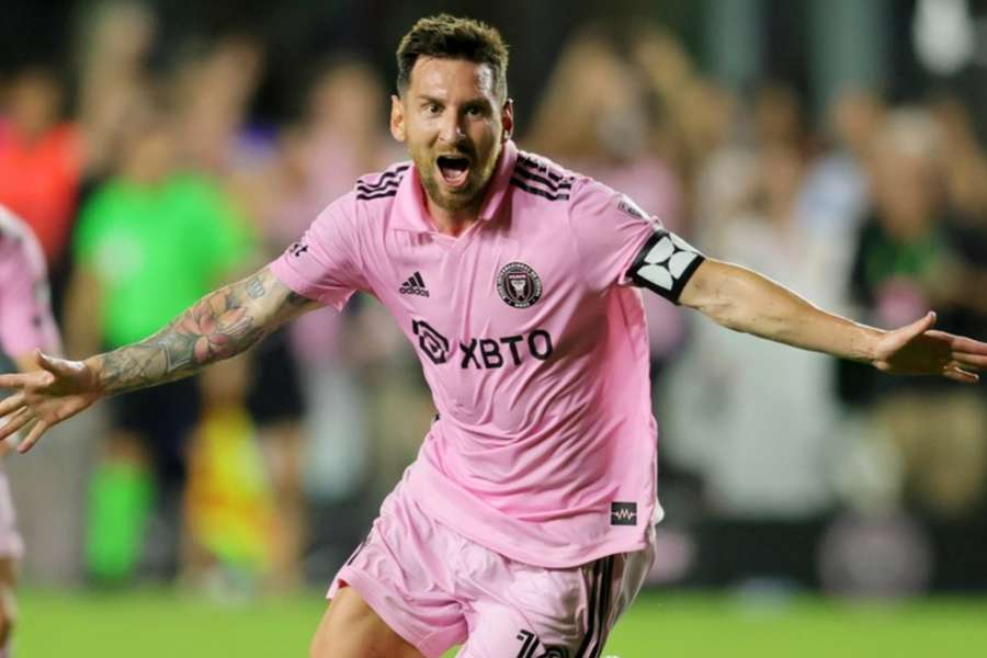 Messi comemora gol da vitória no fim