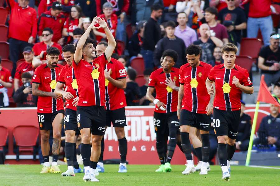 Jucătorii Mallorcăi celebrează marcarea primului gol