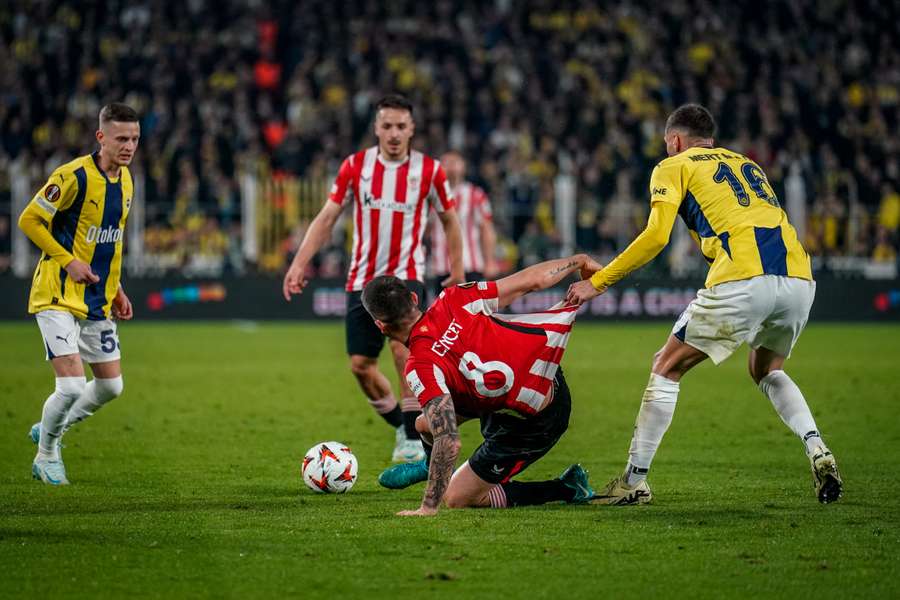 Fenerbahce Szymańskiego rozbrojone przez Athletic w Lidze Europy, Mourinho ma kłopoty