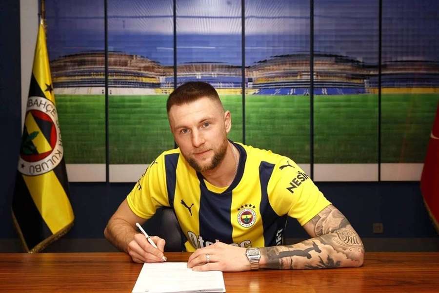 Milan Škriniar při podpisu smlouvy.