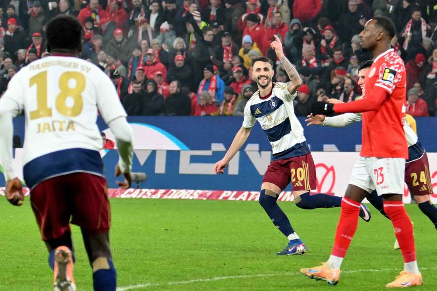 Fabio Viera celebrates his goal