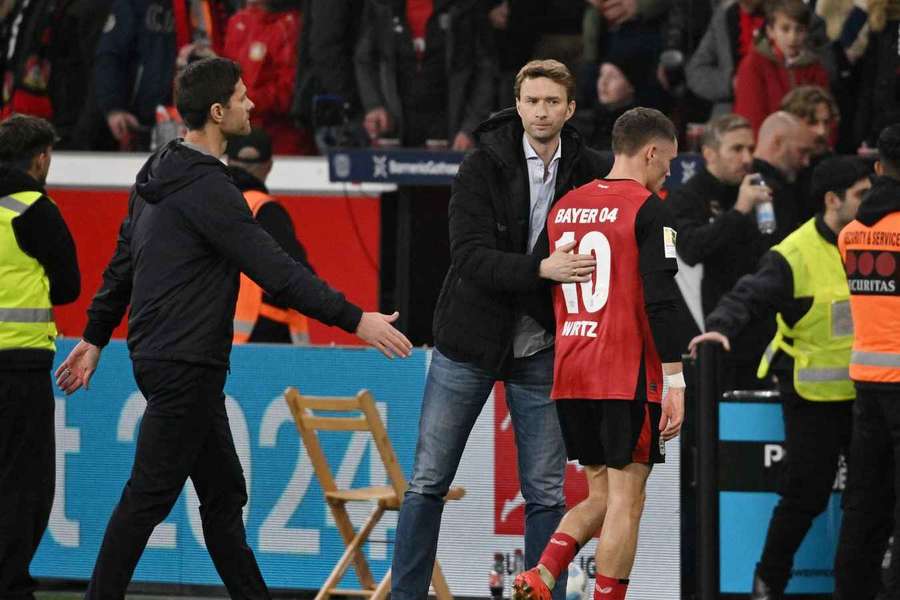 Sportchef Simon Rolfes hat das Interesse des FC Liverpool an Florian Wirtz offiziell bestätigt.