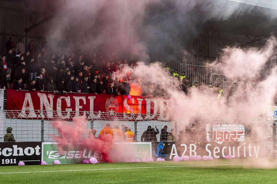 MVV-supporters bestookten het veld met vuurwerk tijdens de ontmoeting op 7 april