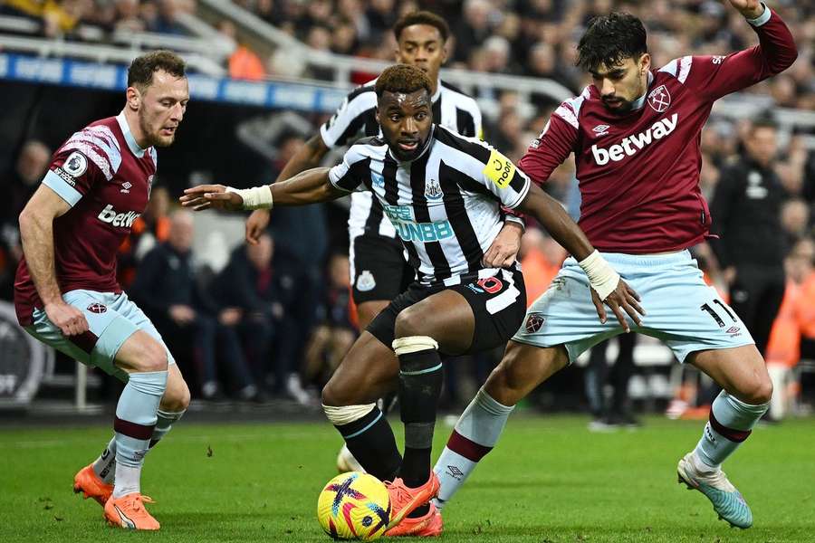 Saint-Maximin, de regresso após lesão, perante Paquetá, autor do golo do West Ham